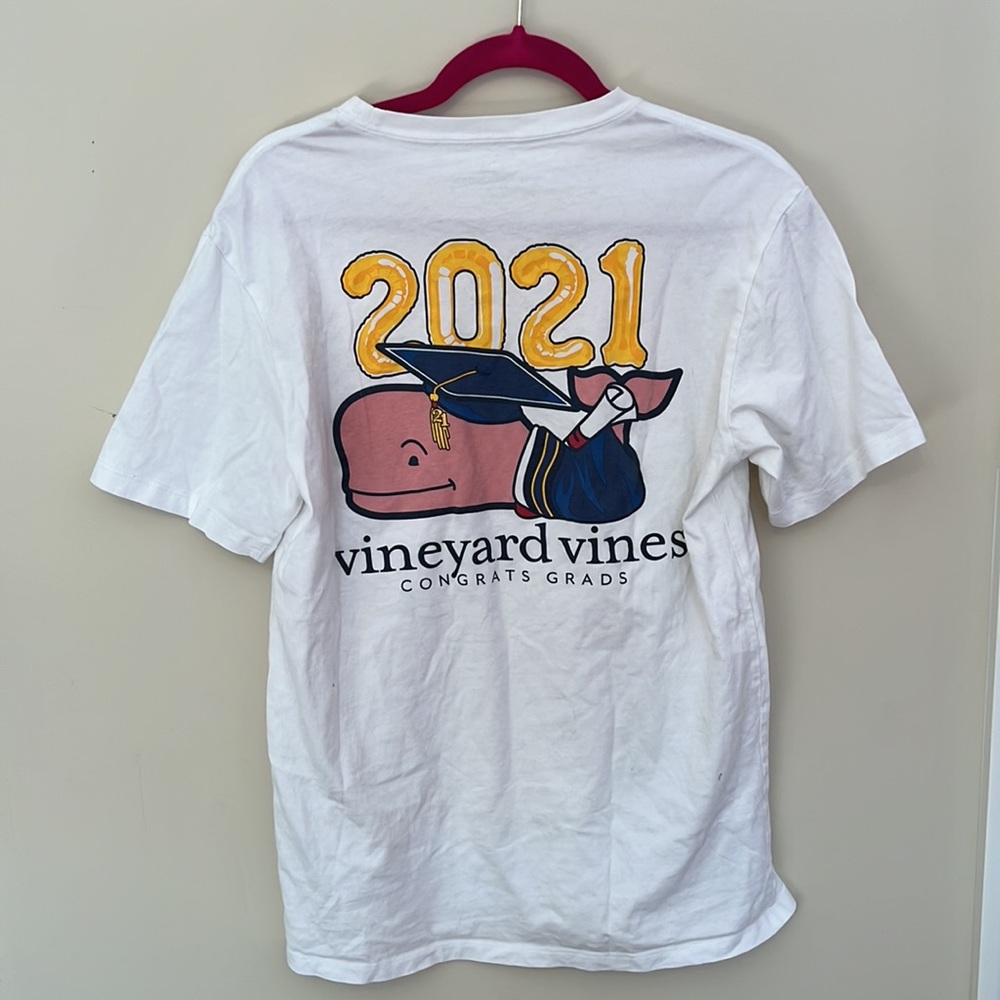 Vineyard Vines Congrats Grad Graduation Whale Pocket Tee